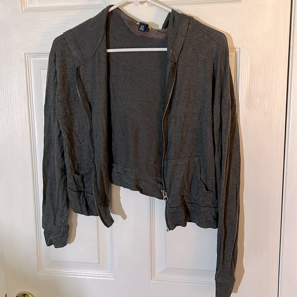 ❗️FREE❗️ - Medium Gray crop zip up jacket with hood